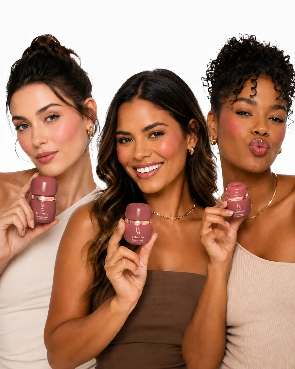 Três modelos exibindo o blush cremoso O Sfumato™ Rose Taupe com efeito natural e saudável nas bochechas.