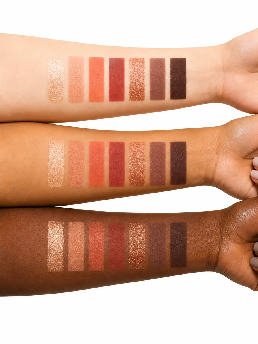 Paleta de sombras O Sfumato Sunset Rose com 7 cores em embalagem verde oliva sobre fundo branco