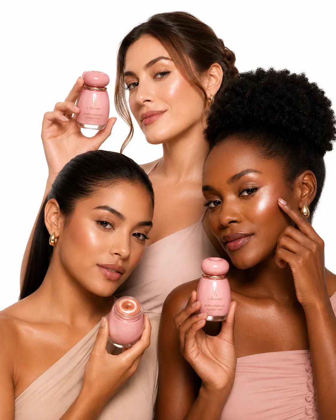 Três modelos de diferentes tons de pele usando e segurando o Iluminador Balm O Sfumato™ Ouro Pêssego.
