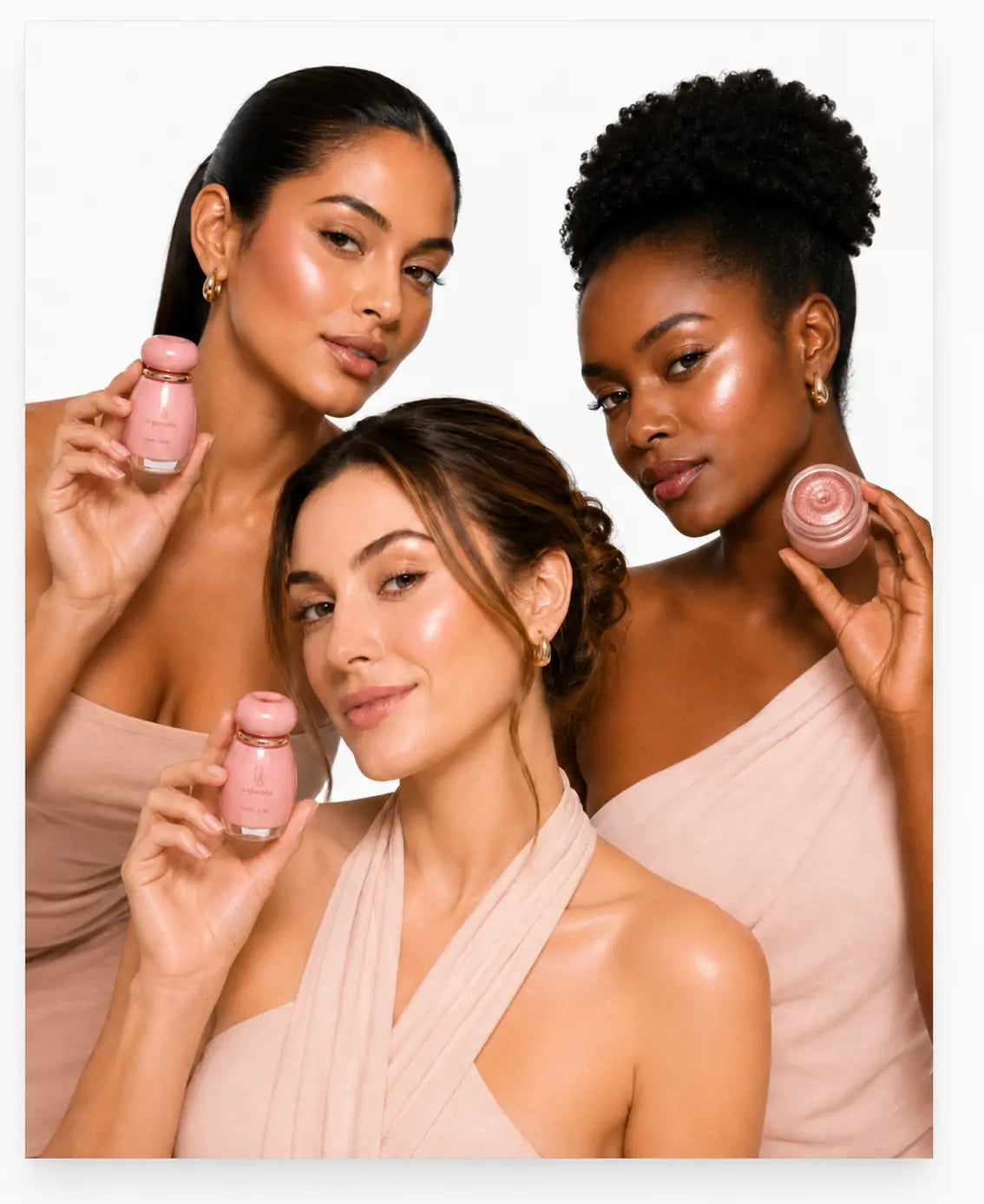 Três modelos de diferentes tons de pele usando e segurando o iluminador O Sfumato™ Ouro Rosé.