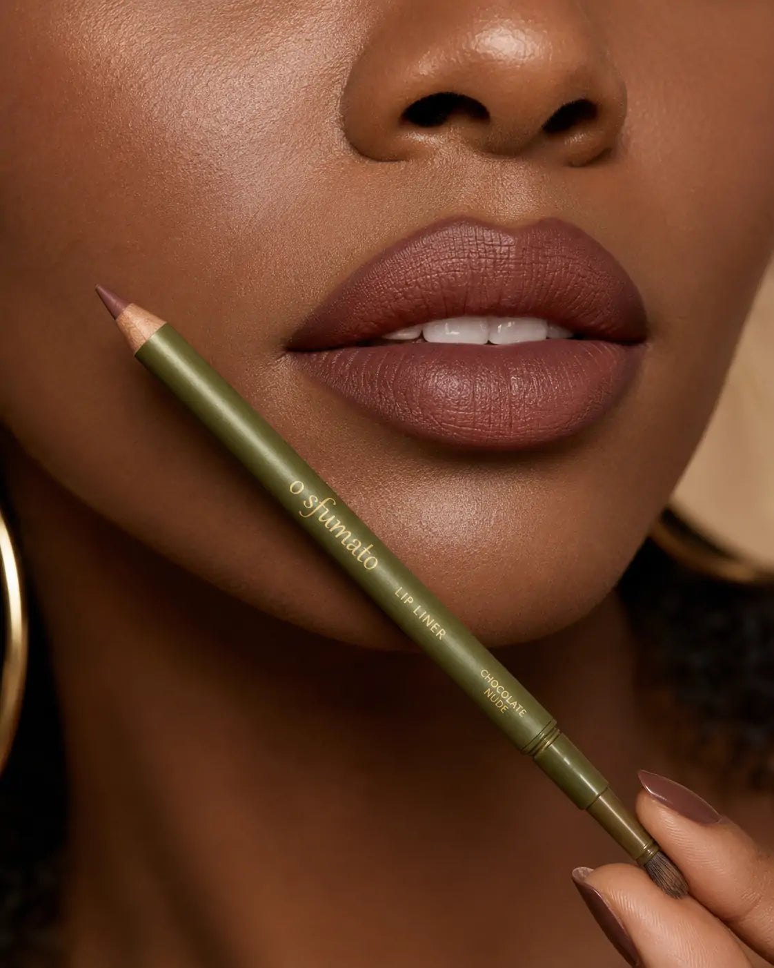 Lápis labial dupla ponta O Sfumato Chocolate Nude com embalagem verde oliva e pincel para esfumar