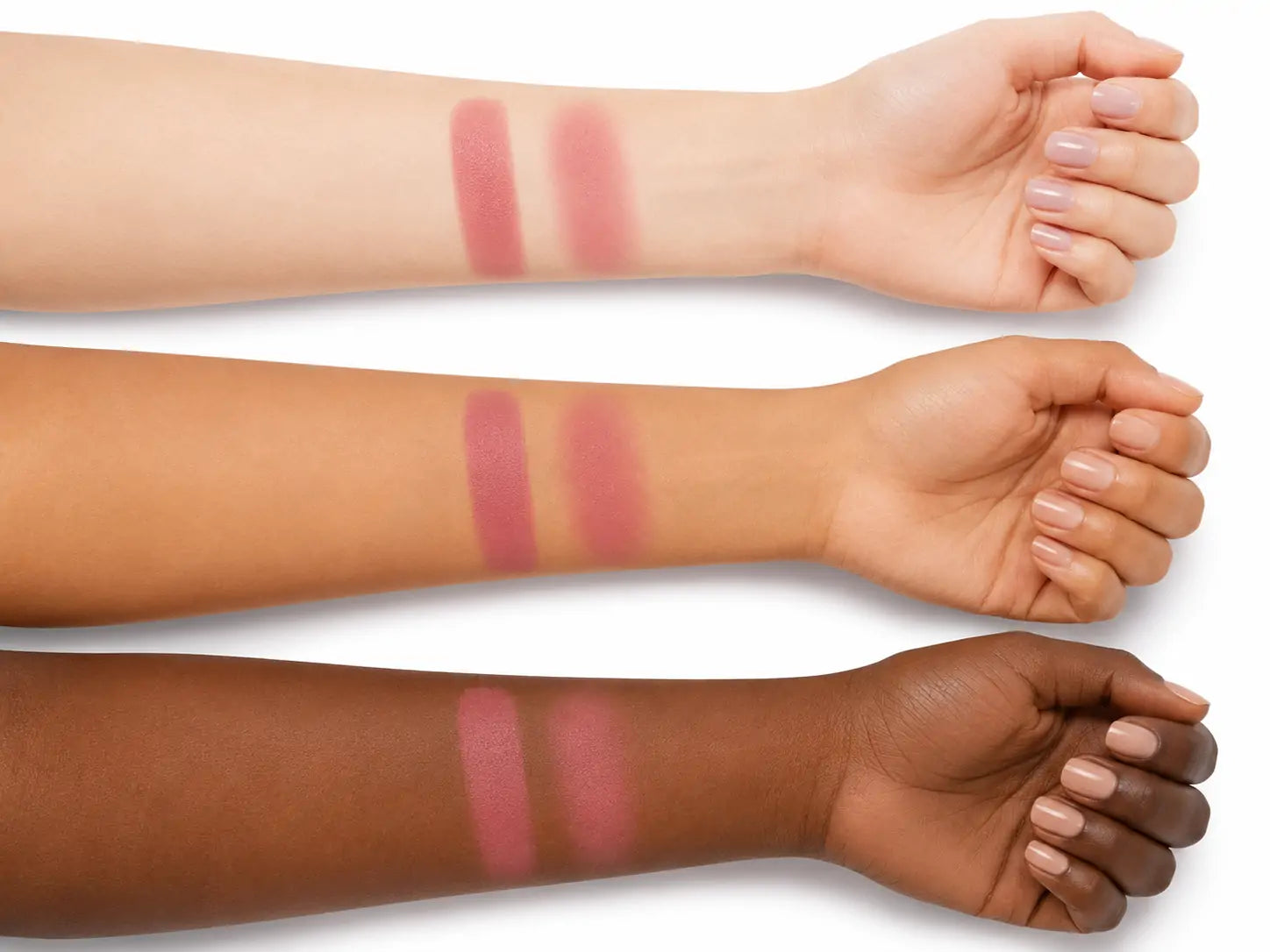 Amostra do Blush Stick Rosa Queimado O Sfumato™ em três tons de pele no braço sobre fundo branco