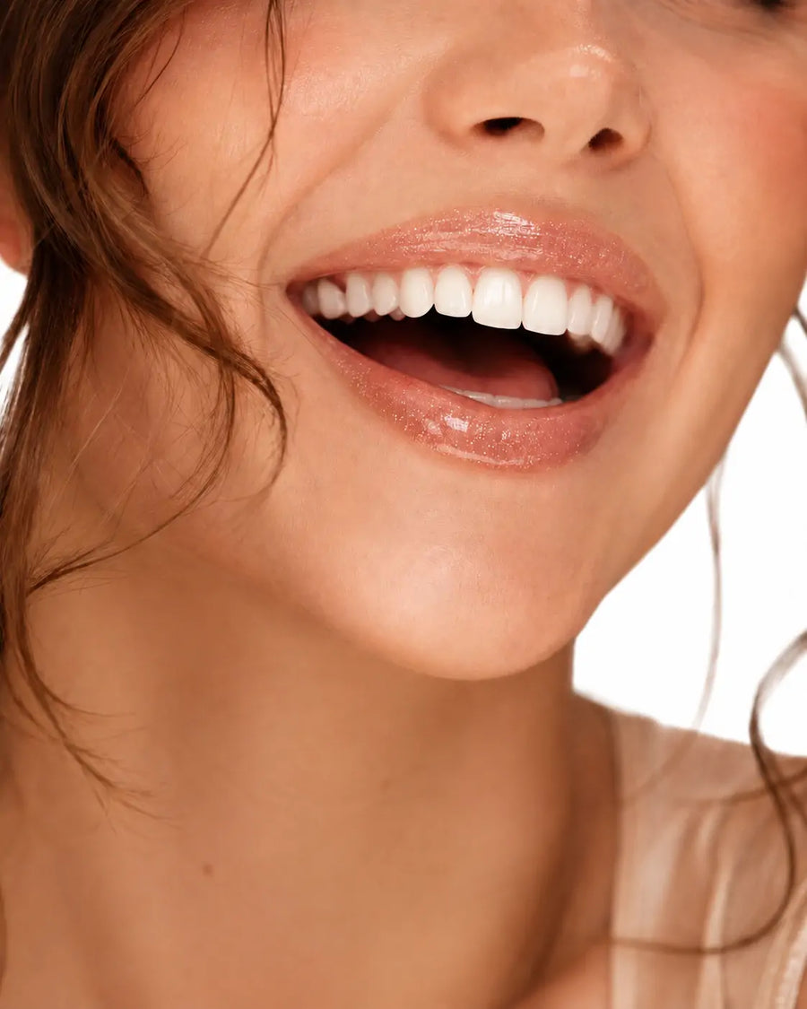 O Sfumato™ Lip Oil Rosa Ipanema em embalagem verde com aplicador e brilho rosado