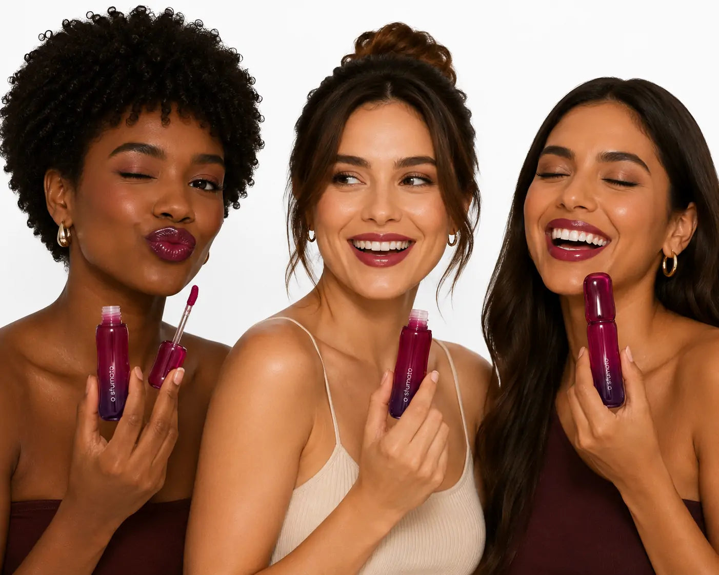 Três mulheres brasileiras de diferentes tons de pele usando e segurando o gloss labial O Sfumato Amora Silvestre