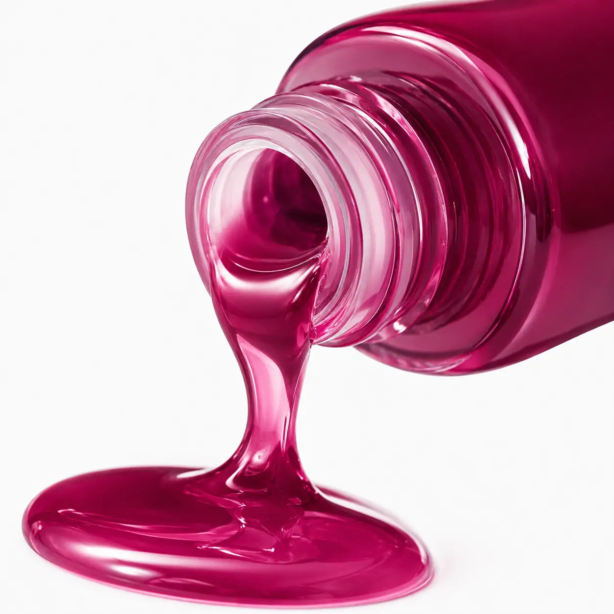 Textura fluida e brilhante do gloss labial O Sfumato Amora Silvestre escorrendo do frasco em close
