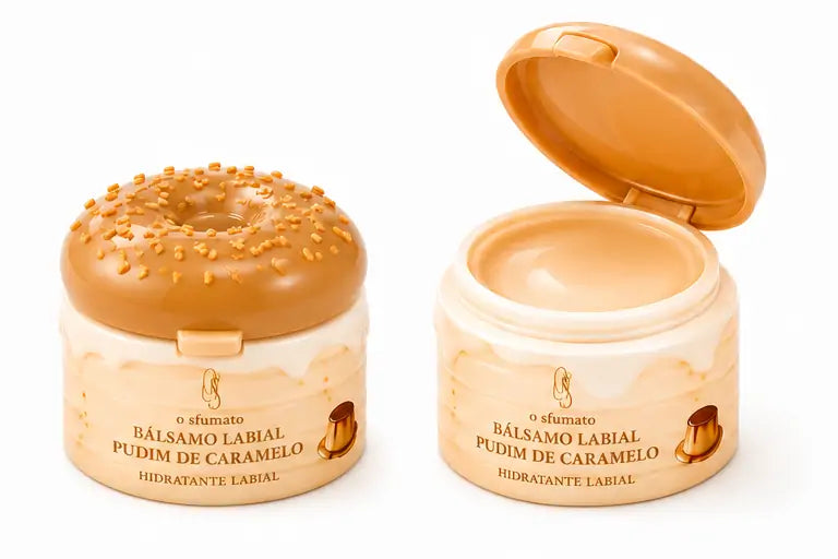 Bálsamo Labial Pudim de Caramelo O Sfumato™ em embalagem de sobremesa, versão fechada e aberta sobre fundo branco.