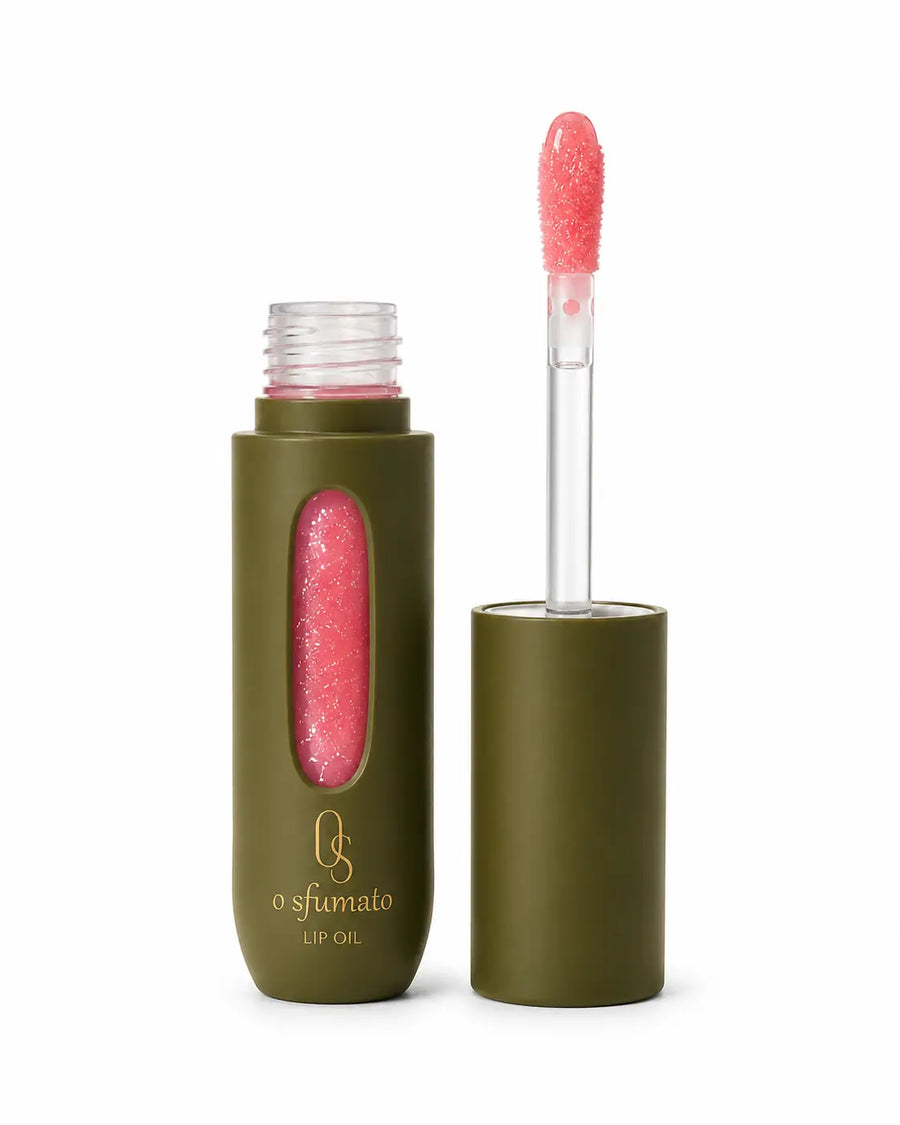 O Sfumato™ Lip Oil Rosa Ipanema em embalagem verde com aplicador e brilho rosado