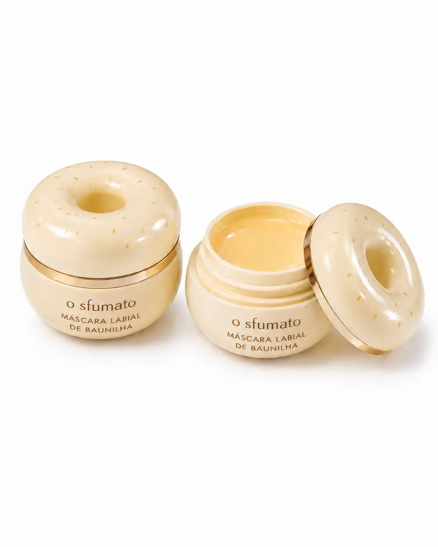 Bálsamo labial O Sfumato™ Vanilla Cream em embalagem de rosquinha creme, aberto e fechado sobre fundo branco.