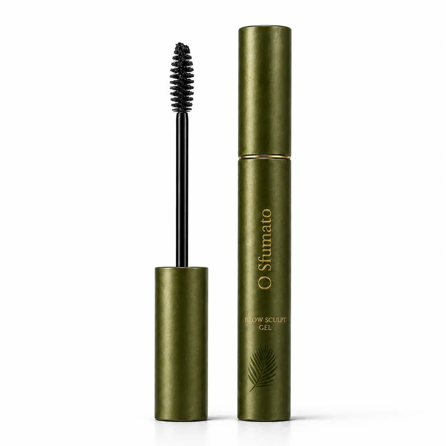 Gel para sobrancelhas preto O Sfumato™ em embalagem verde com escova aplicadora aberta sobre fundo branco.