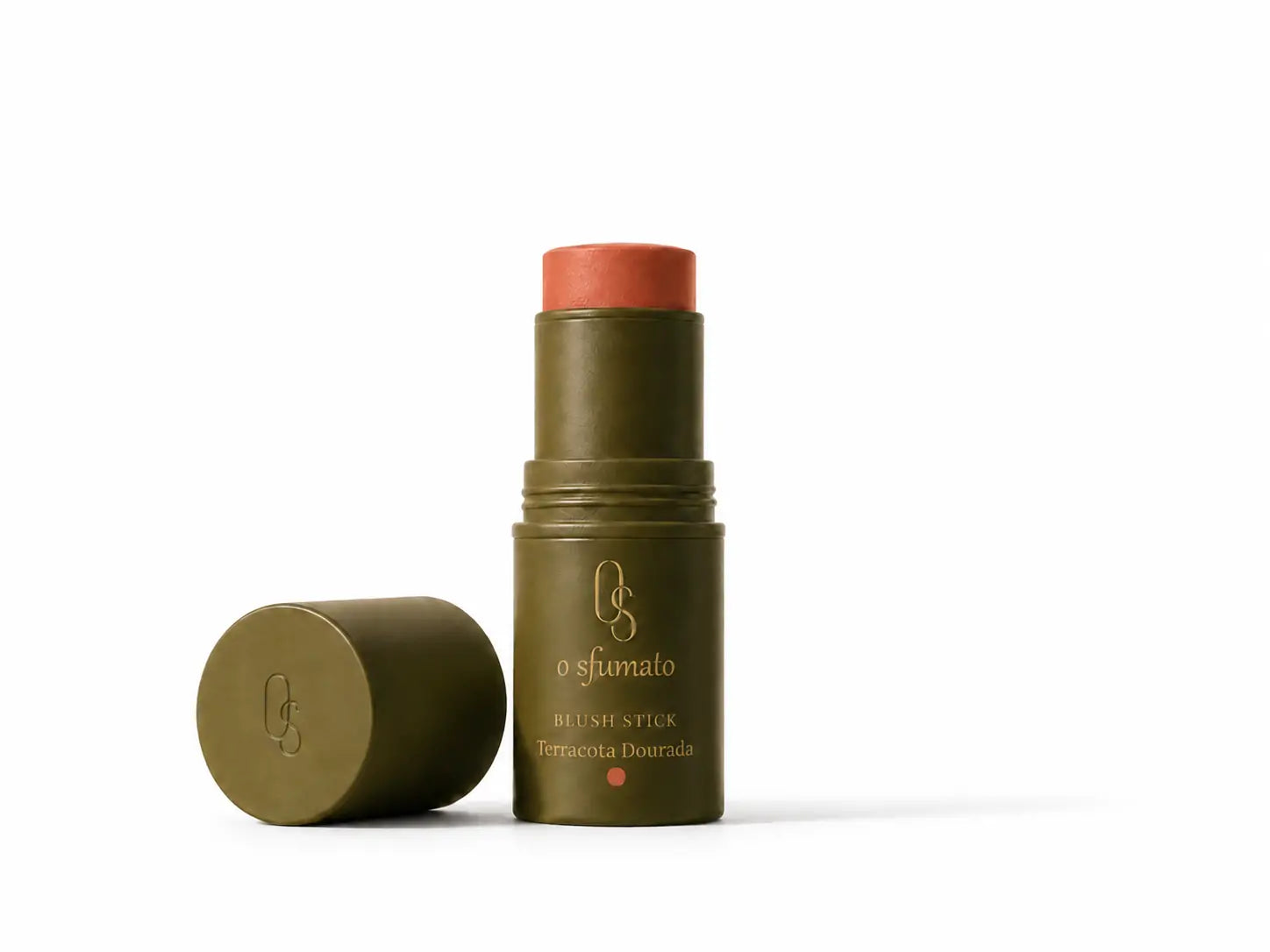 O Sfumato™ Blush Stick Terracota Dourada em embalagem verde oliva sobre fundo branco