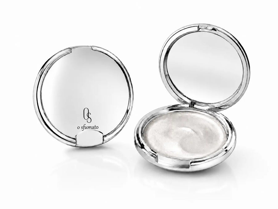 Iluminador compacto O Sfumato™ Pérola Champagne em estojo prateado
