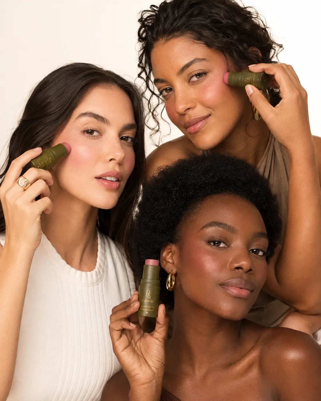 Blush Stick Terracota Dourada O Sfumato™ aplicado em três modelos com diferentes tons de pele