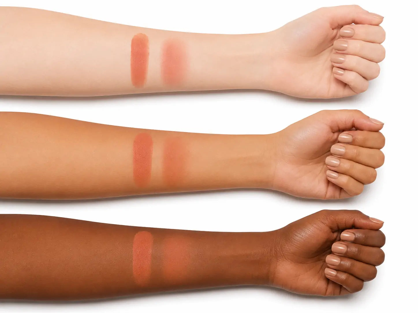Amostra do Blush Stick Terracota Dourada O Sfumato™ em três tons de pele no braço