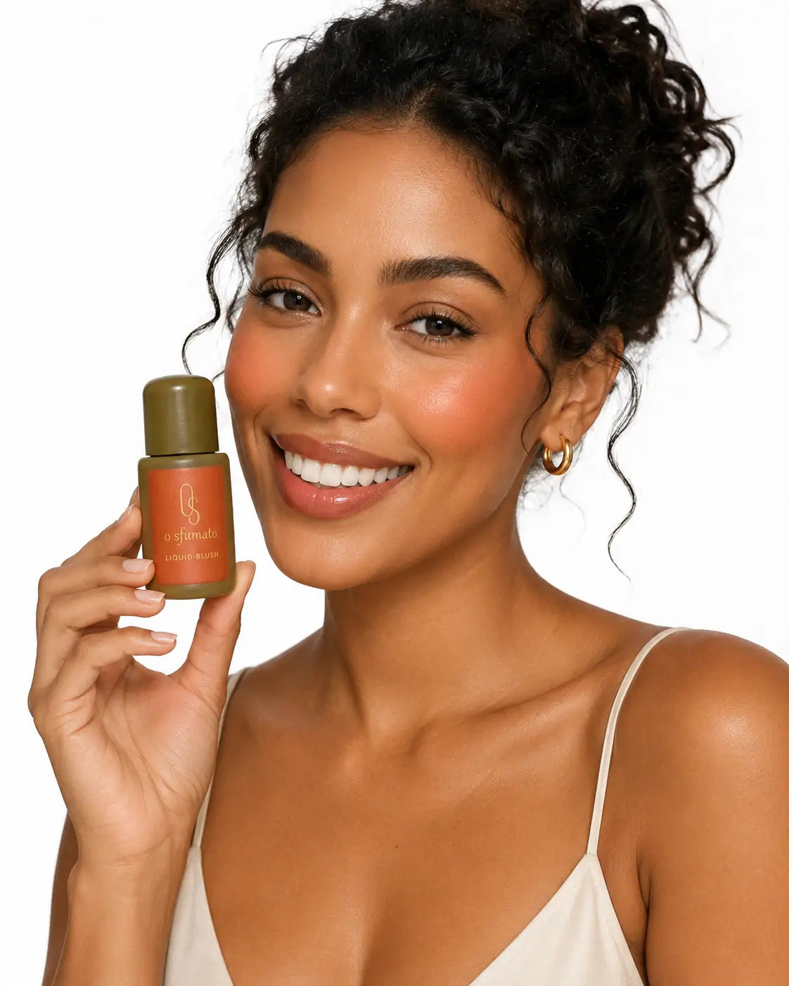 Modelo brasileira usando blush líquido O Sfumato™ Pêssego Dourado com efeito glow natural