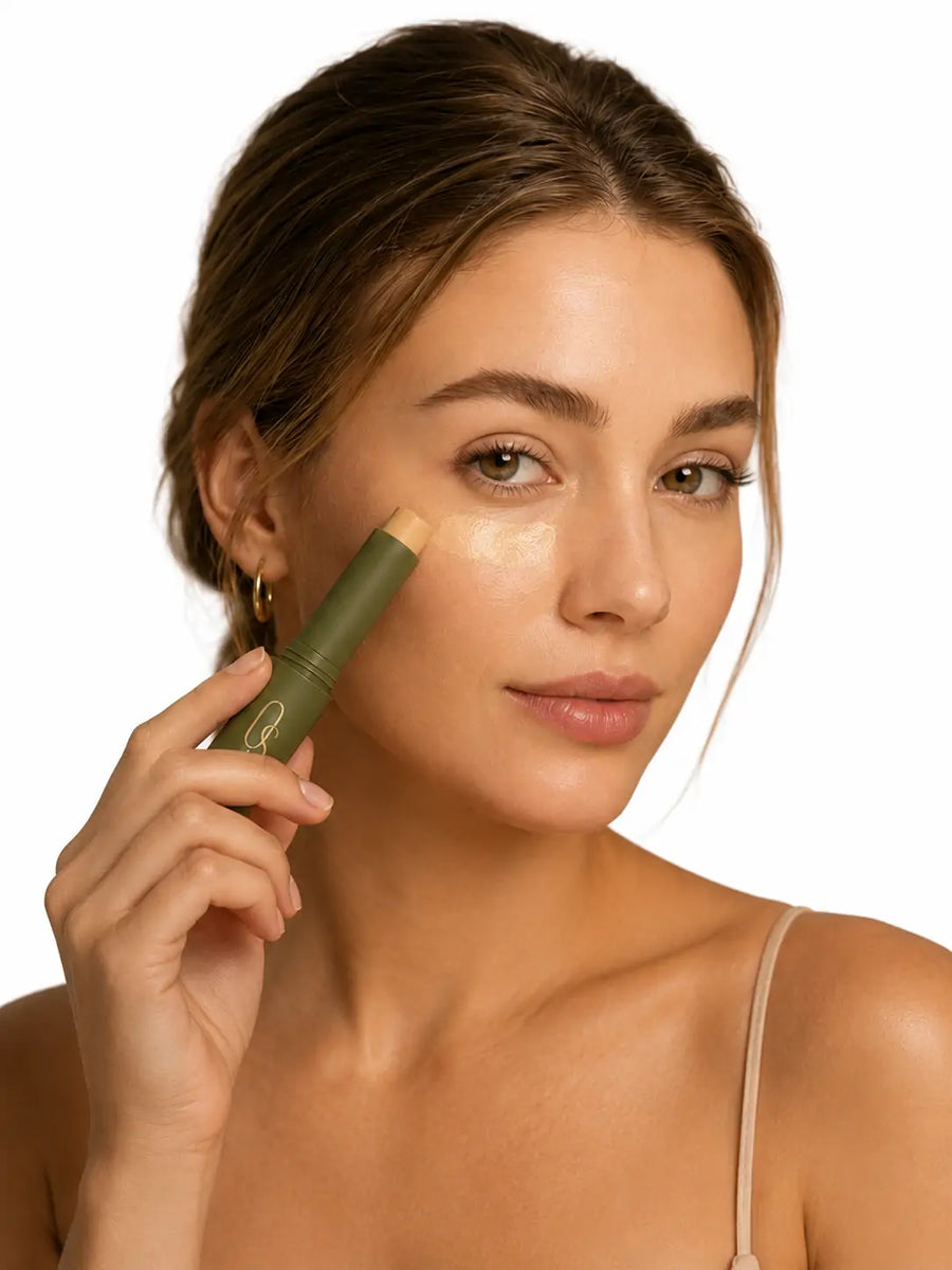 Corretivo em bastão O Sfumato™ Light Ivory em embalagem verde com acabamento minimalista