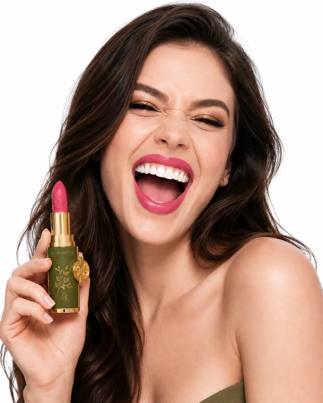Modelo usando O Sfumato™ Batom Rosa Hibisco Carioca nos lábios