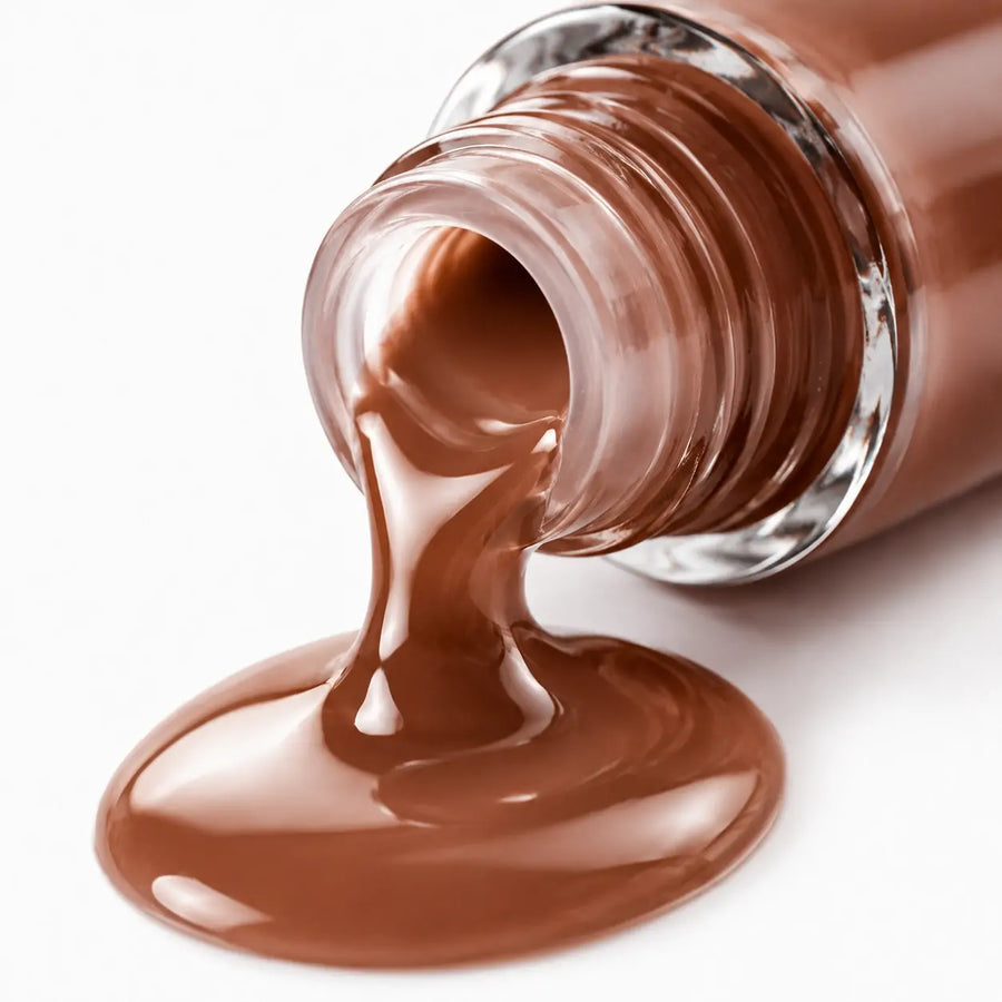 Gloss labial O Sfumato Chocolate Avelã com embalagem marrom brilhante, frasco aberto e aplicador em fundo branco