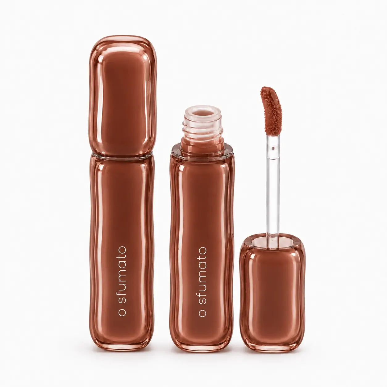 Gloss labial O Sfumato Chocolate Avelã com embalagem marrom brilhante, frasco aberto e aplicador em fundo branco
