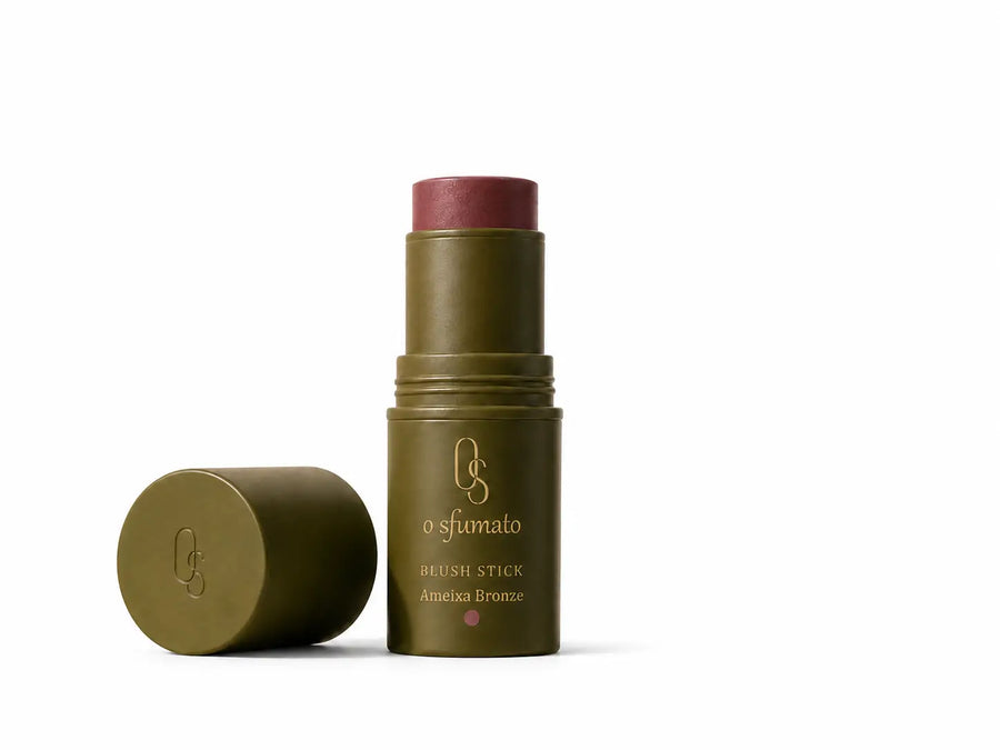 O Sfumato™ Blush Stick Ameixa Bronze em embalagem verde oliva sobre fundo branco