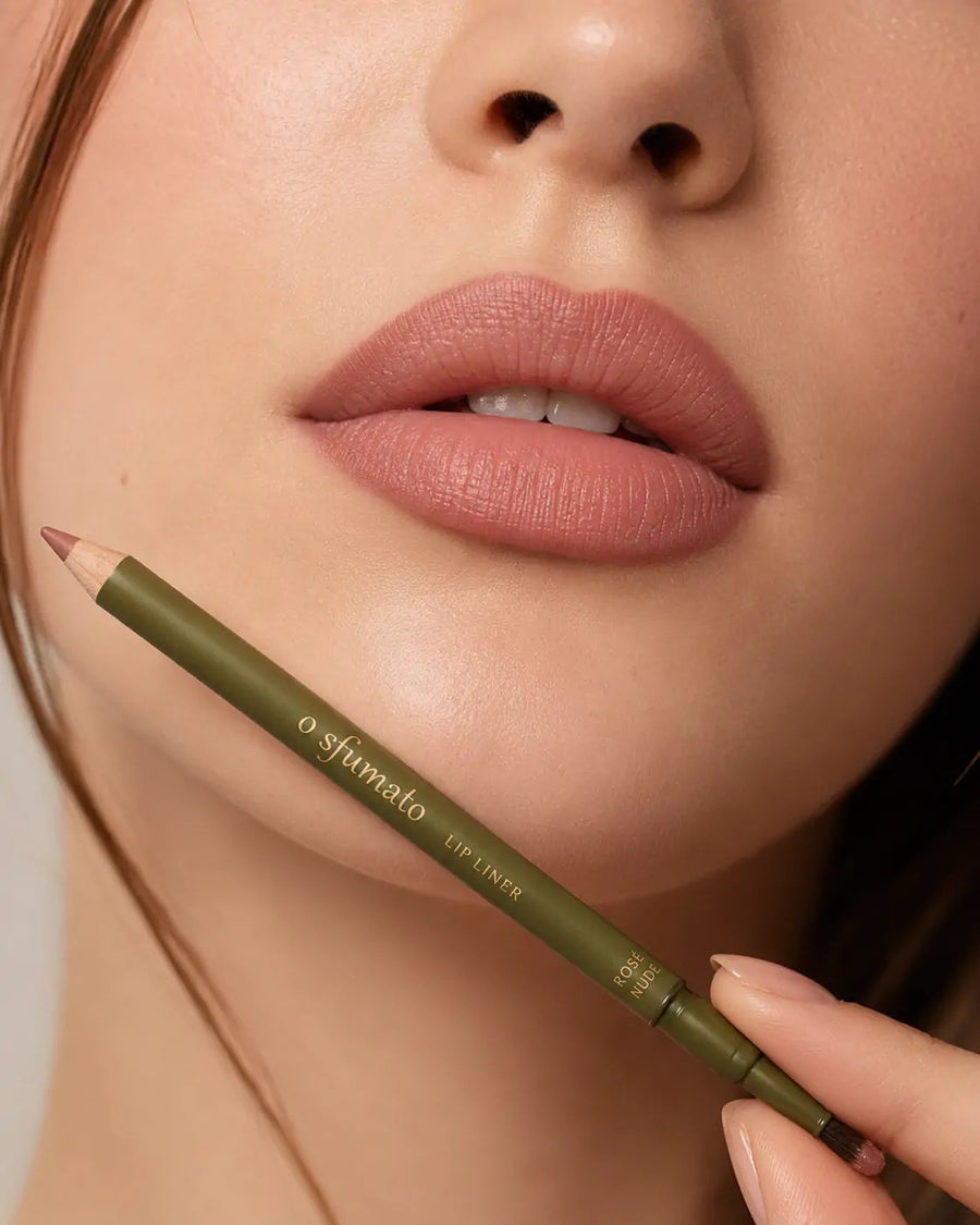 Lápis Labial Duplo O Sfumato Rosé Nude com embalagem verde oliva, ponta precisa para contorno e pincel para esfumar em fundo branco