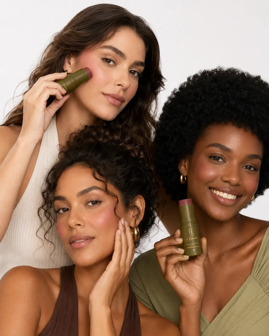 O Sfumato™ Blush Stick Ameixa Bronze em embalagem verde oliva sobre fundo branco