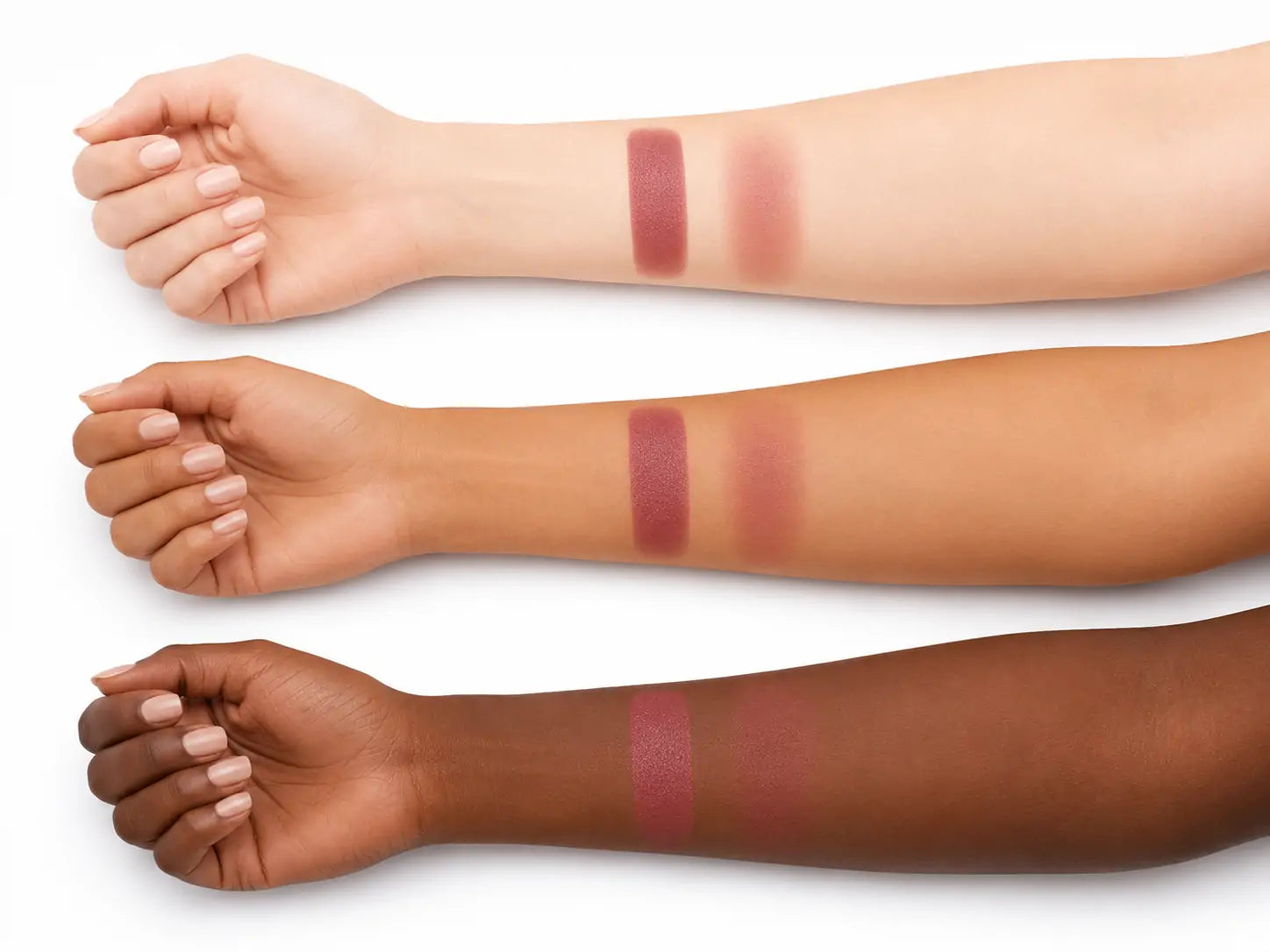 Swatches do Blush Stick Ameixa Bronze O Sfumato™ em três tons de pele no braço