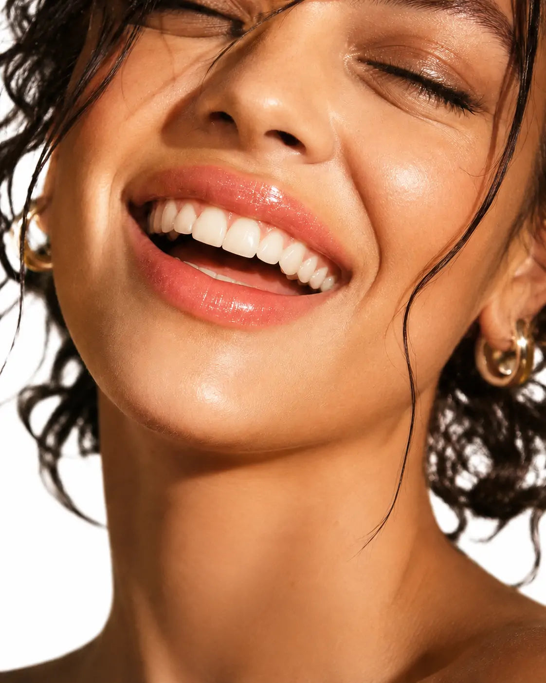 Lábios com Lip Oil Rosa Goiaba Translúcido em acabamento glossy natural