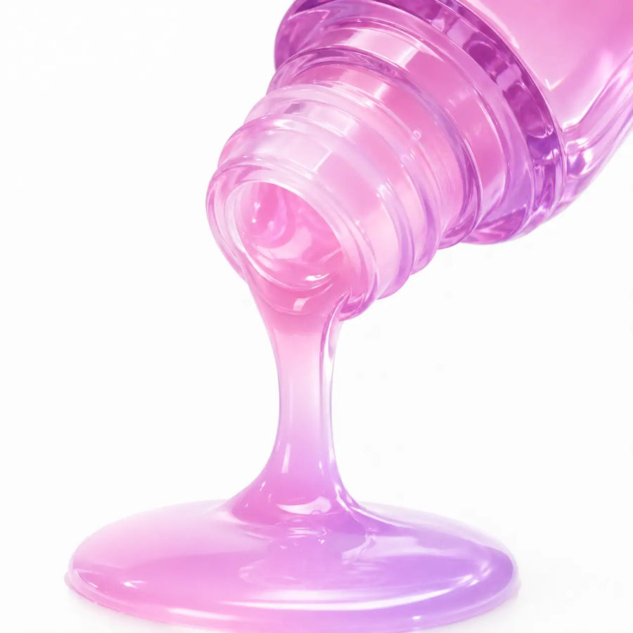 Gloss labial O Sfumato Pitaya Rosa com embalagem degradê rosa e lilás, frasco aberto e aplicador em fundo branco