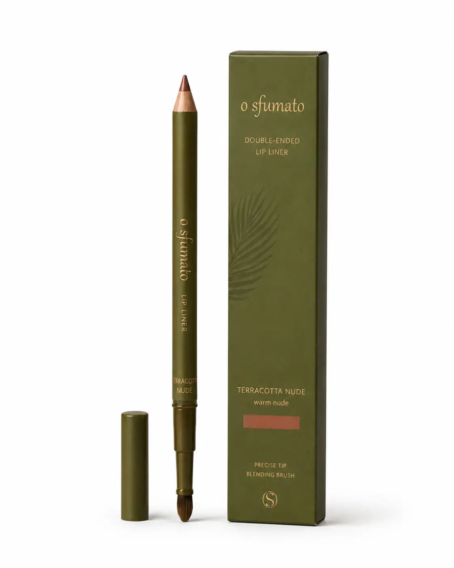 Design dupla ponta para contornar e esfumar com praticidade.
Com ponta precisa de um lado e pincel integrado do outro, o Lápis Labial Terracotta Nude permite definir, preencher e suavizar o contorno dos lábios em poucos passos. A embalagem verde oliva com acabamento minimalista traduz a identidade elegante da O Sfumato™, unindo beleza, funcionalidade e sofisticação.