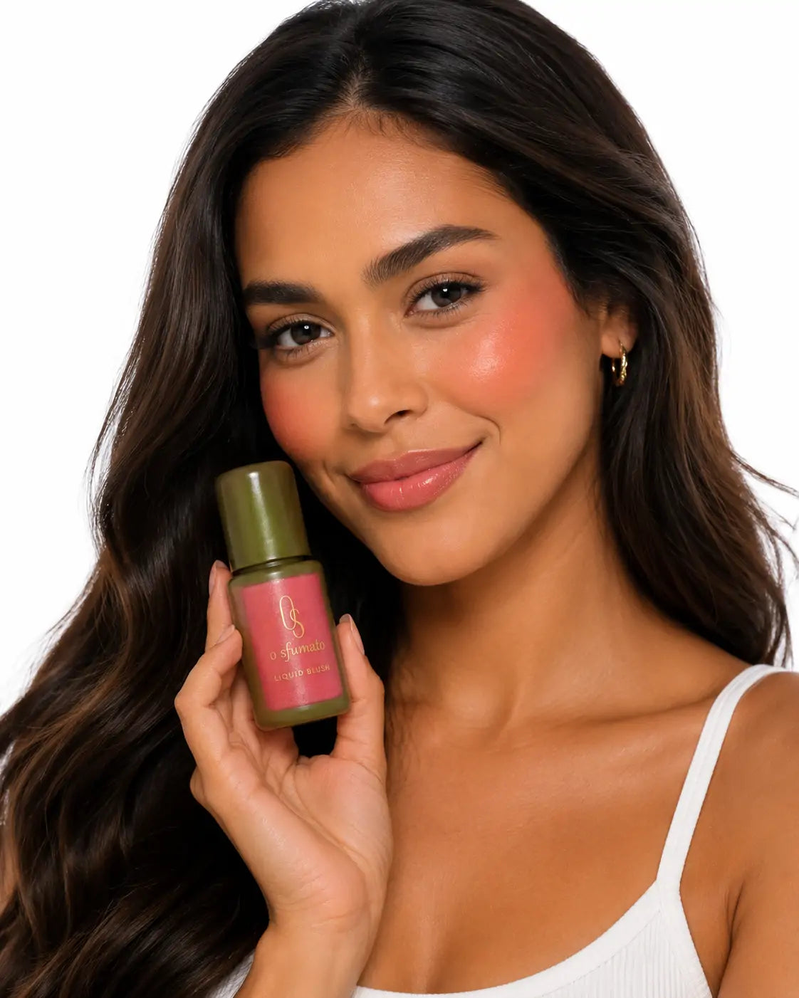 Modelo brasileira usando blush líquido O Sfumato™ Rosa Tropical com efeito glow natural