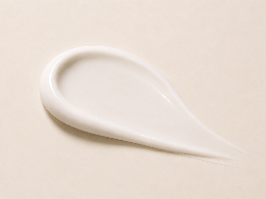 Primer facial branco translúcido O Sfumato™ FPS 50 com embalagem branca e tampa dourada