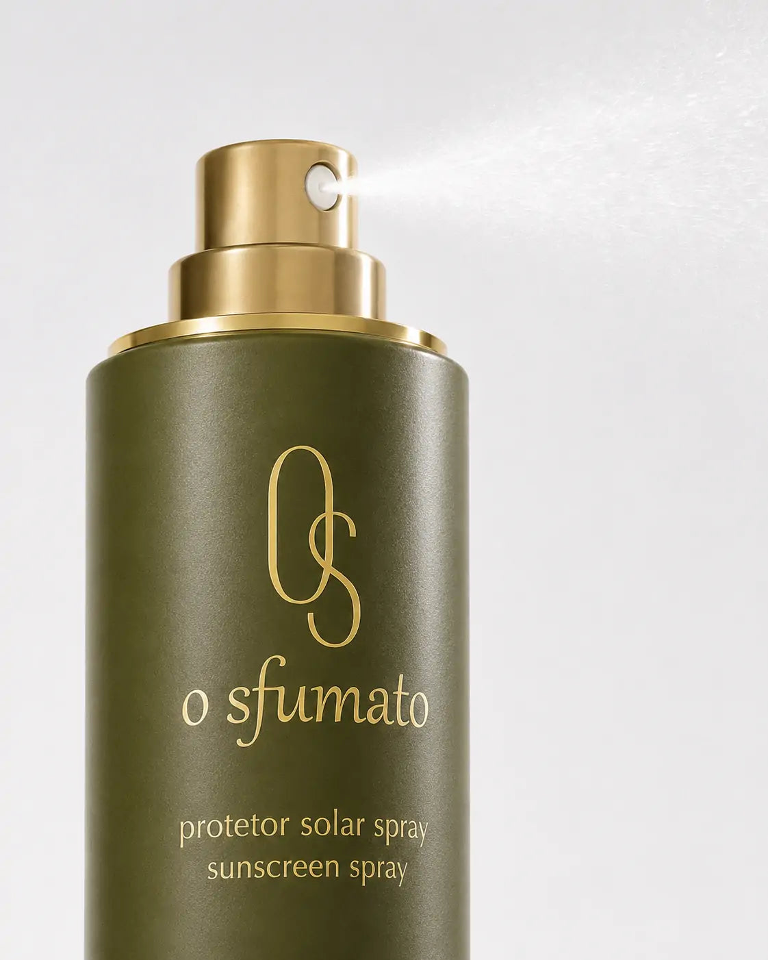 Close do spray do Protetor Solar O Sfumato™ FPS 50 com névoa fina e embalagem verde com detalhes dourados