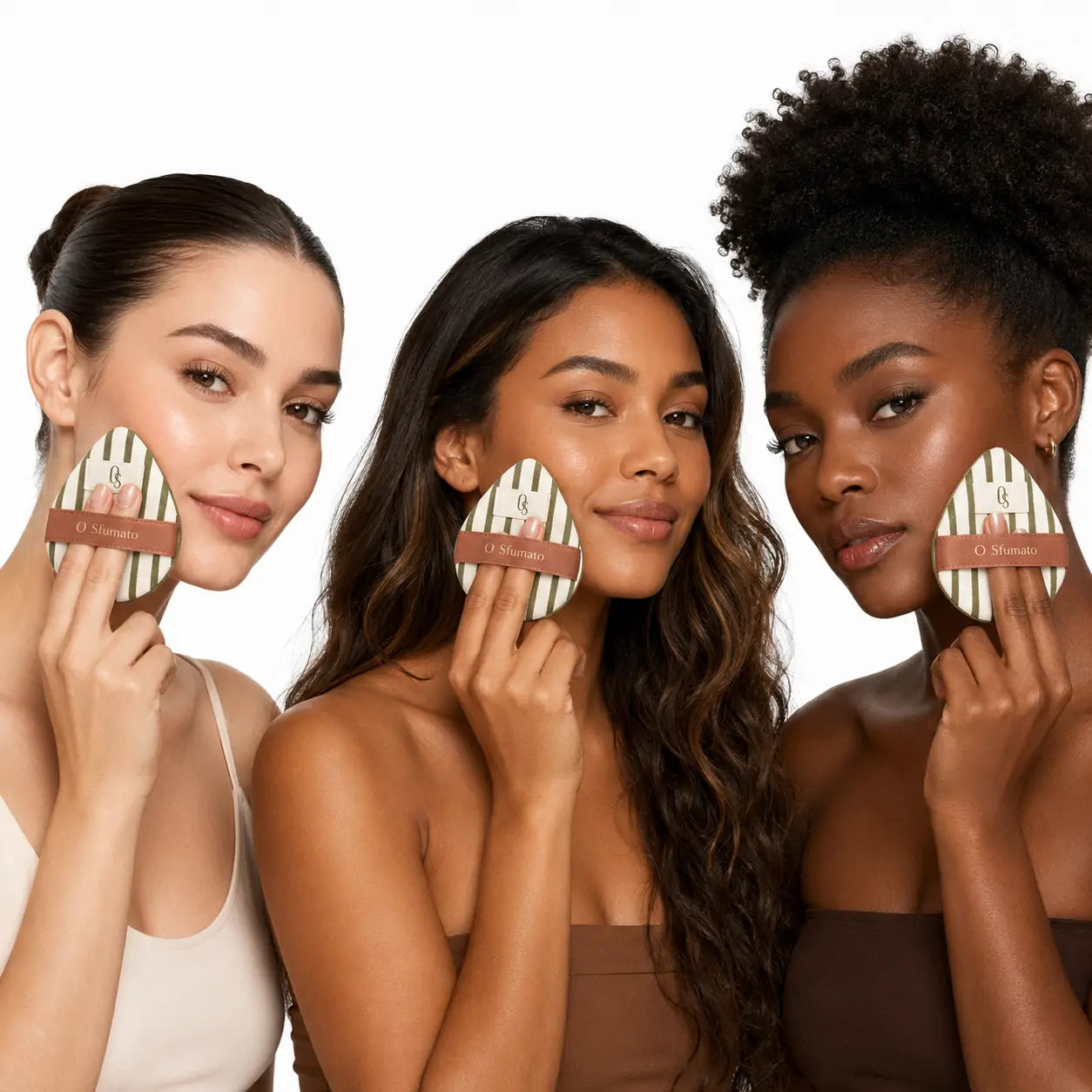 Três mulheres com diferentes tons de pele usando o Puff de Maquiagem Gota O Sfumato™