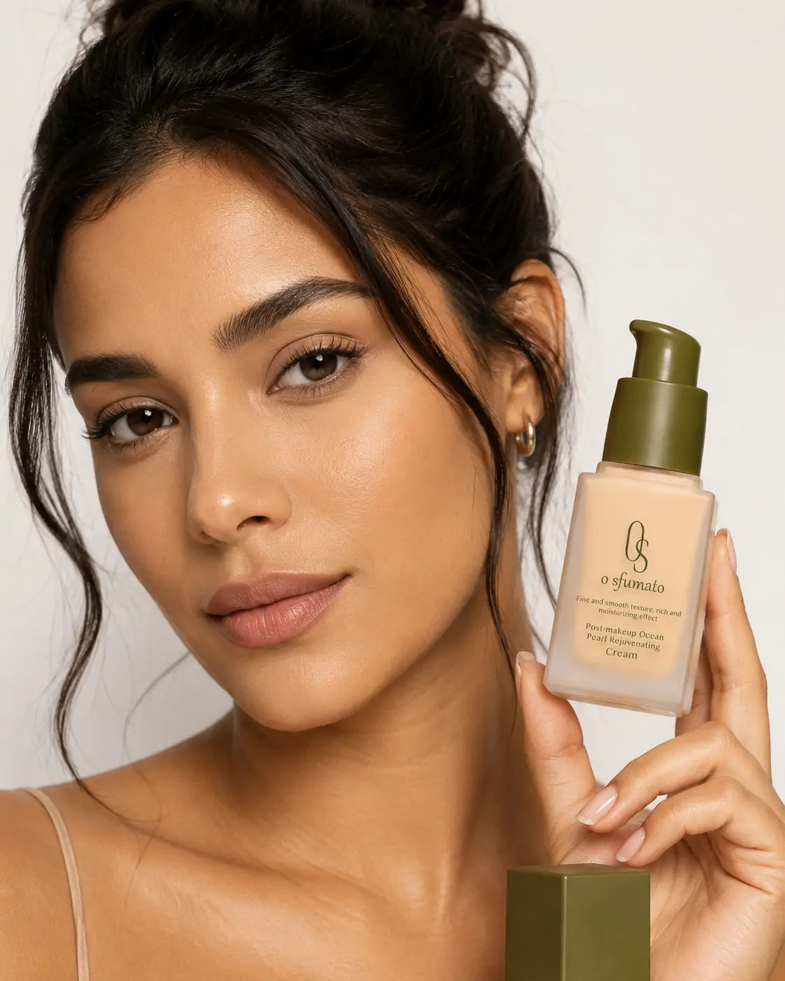 Modelo brasileira usando base líquida O Sfumato™ 01 Bege Claro Natural