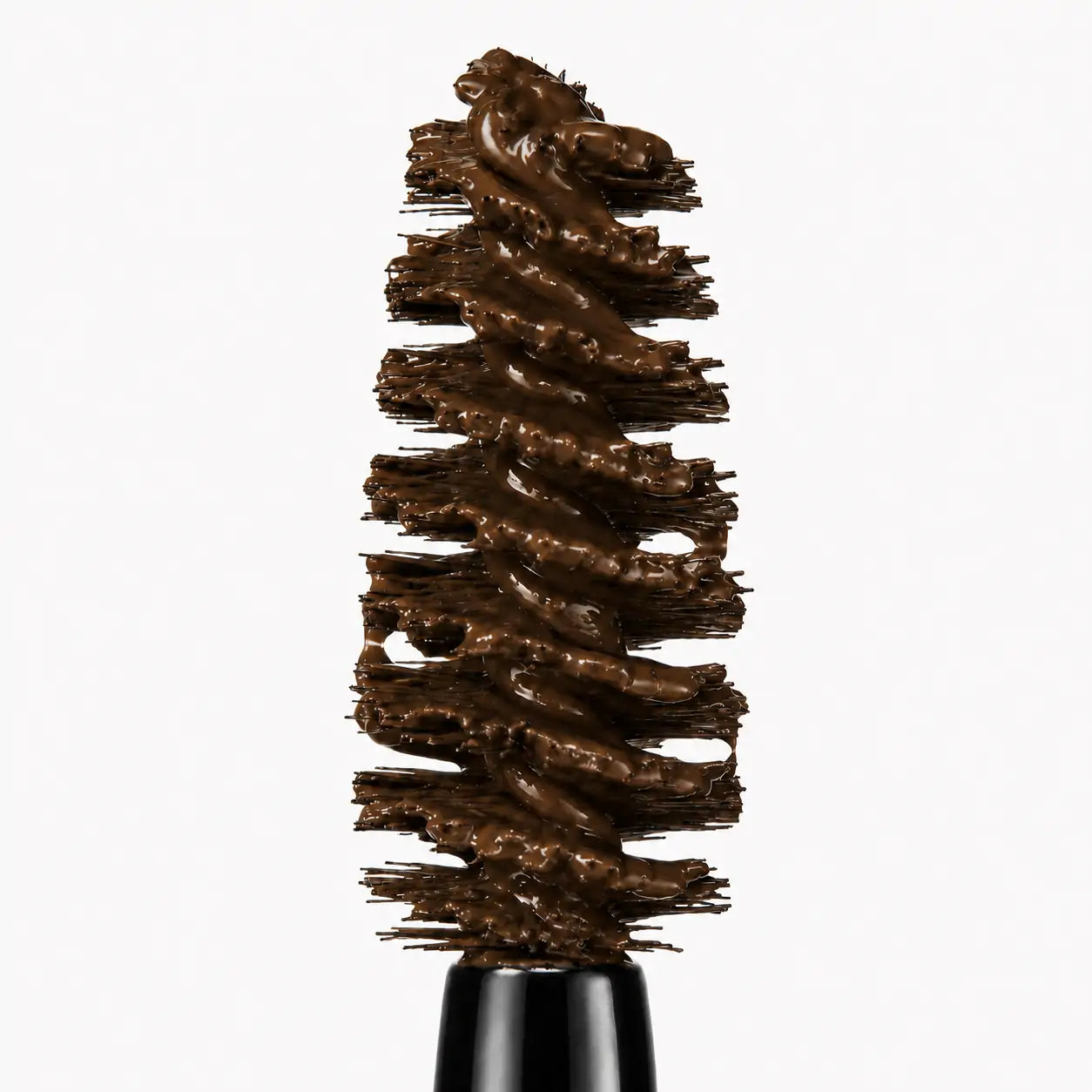 Escova do gel para sobrancelhas castanho escuro O Sfumato™ com textura cremosa em detalhe.