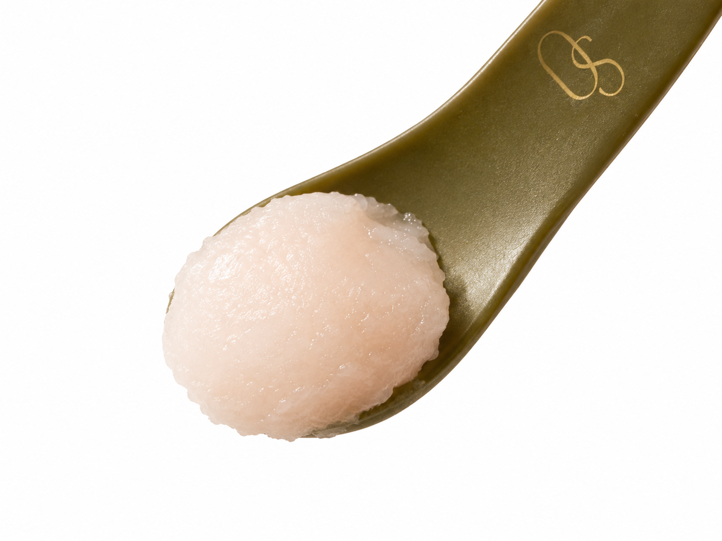 Espátula com uma porção de cleansing balm O Sfumato em fundo branco