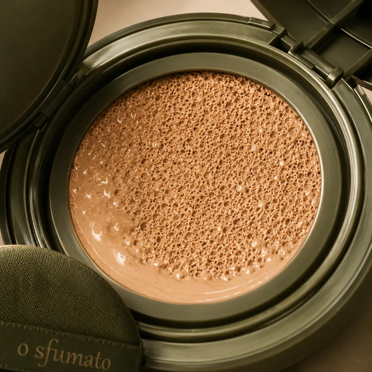 Detalhe da Base Cushion Bege Dourado O Sfumato™