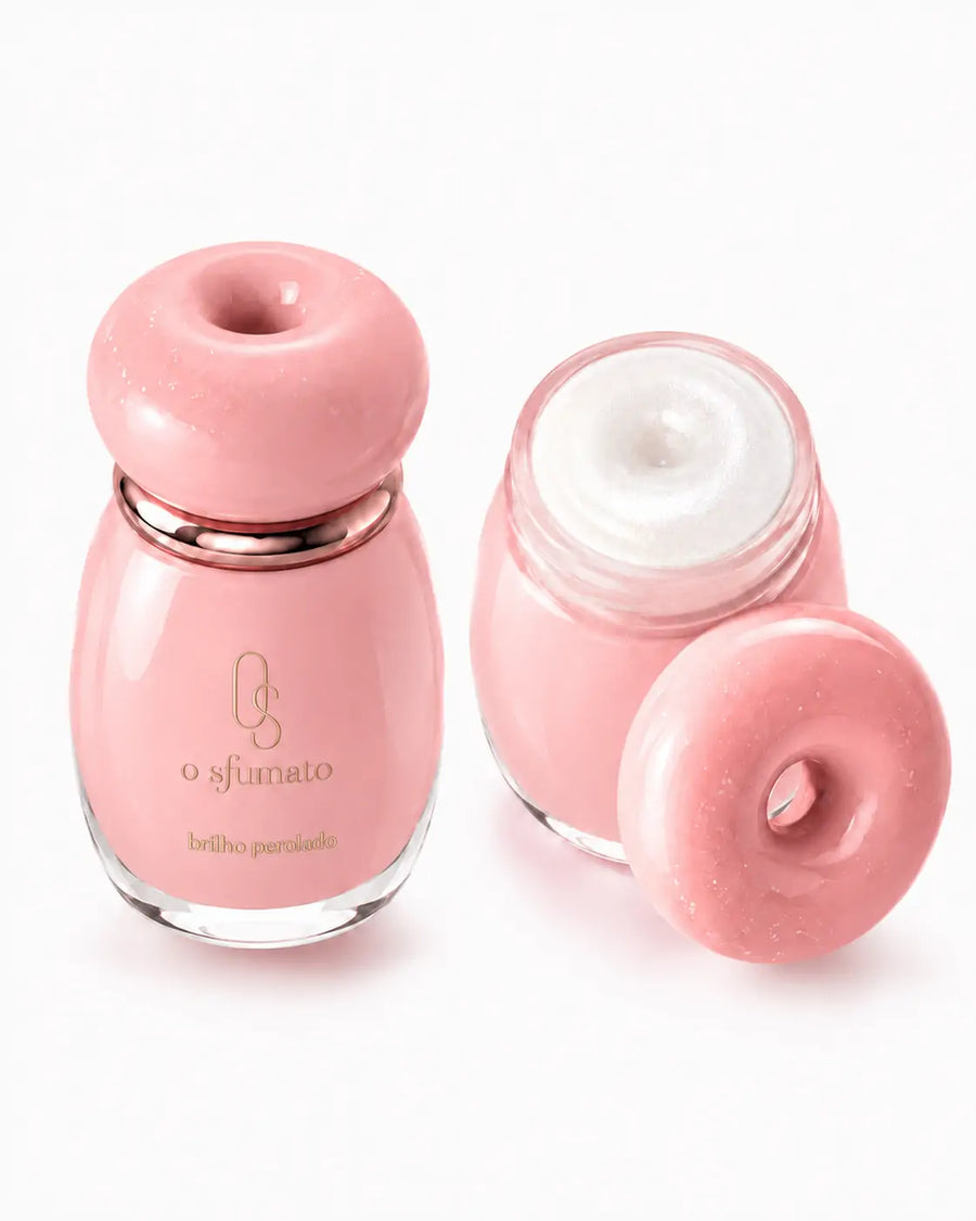 Iluminador Balm O Sfumato™ Brilho Perolado em embalagem rosa com textura branca luminosa.