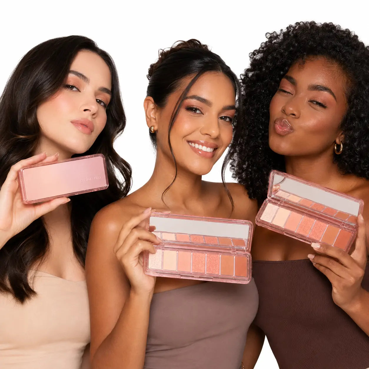 Modelos segurando a paleta de sombras O Sfumato™ Rosa Pêssego em tons suaves e quentes
