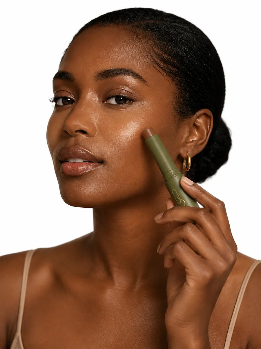Corretivo em bastão O Sfumato™ Bronze com embalagem verde minimalista e acabamento elegante