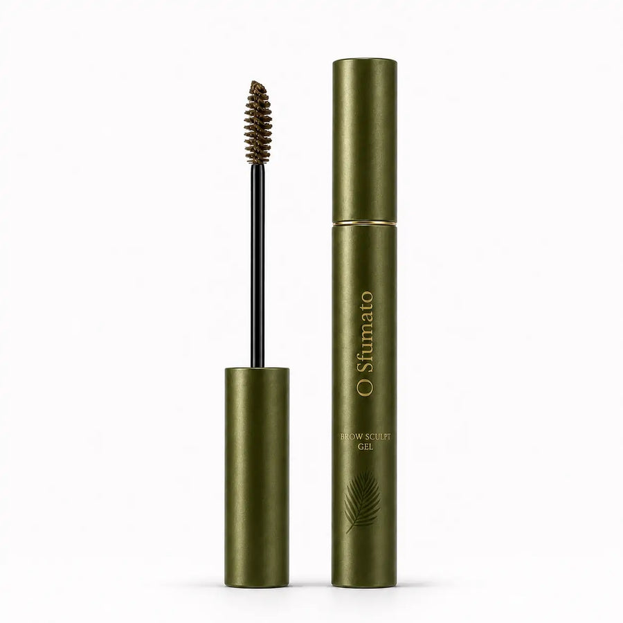 Gel para sobrancelhas O Sfumato™ castanho taupe com escova aplicadora e embalagem verde em fundo claro