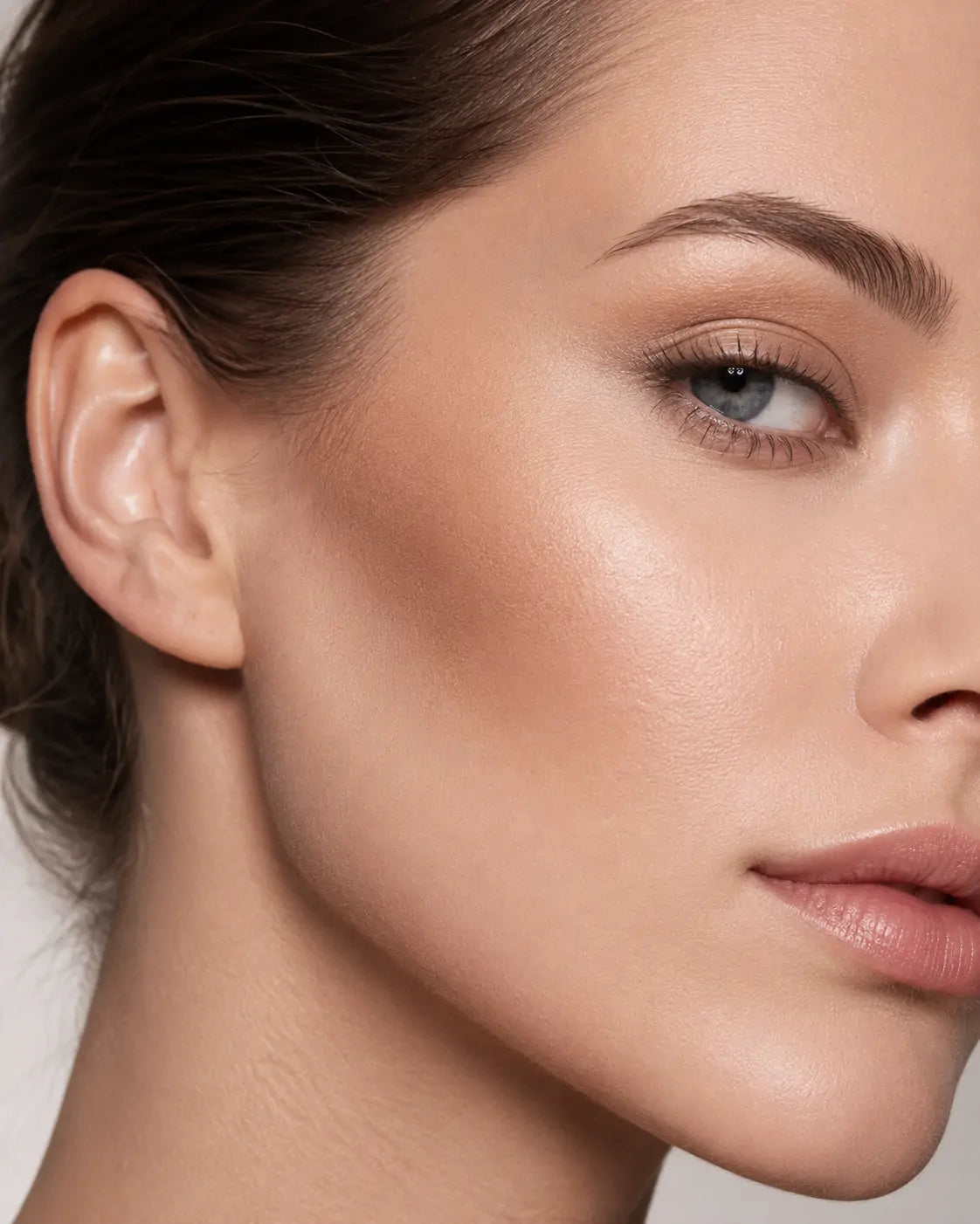Modelo usando contorno facial O Sfumato para definir as maçãs do rosto
