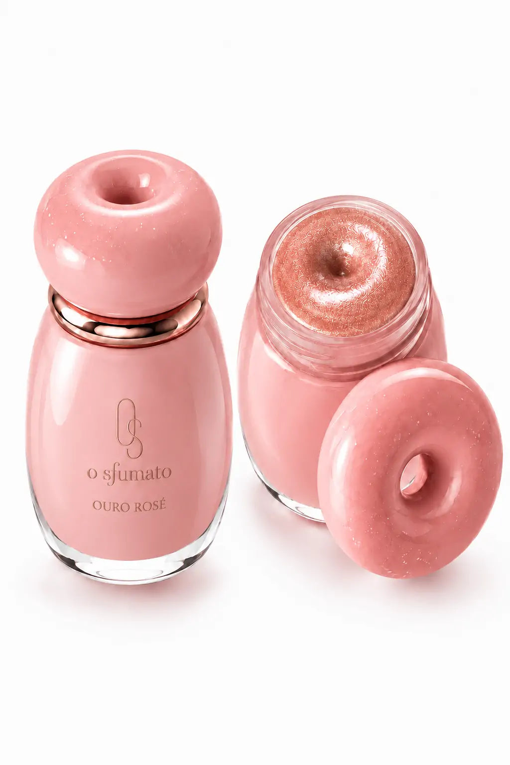 Iluminador O Sfumato™ Ouro Rosé em embalagem rosa com acabamento brilhante e textura rosé dourada.