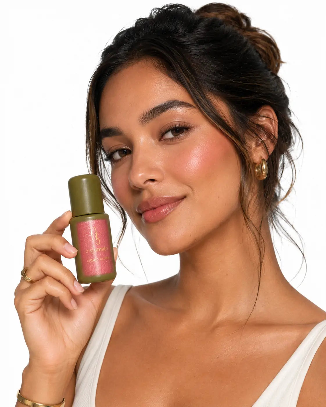 Modelo brasileira usando Liquid Blush O Sfumato™ Rosa Tropical com acabamento luminoso