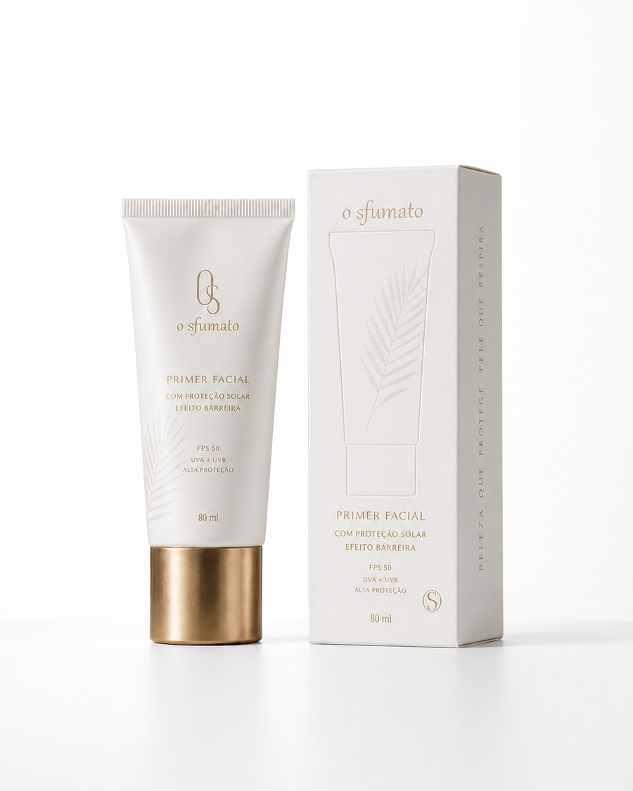 Primer facial branco translúcido O Sfumato™ FPS 50 com embalagem branca e tampa dourada