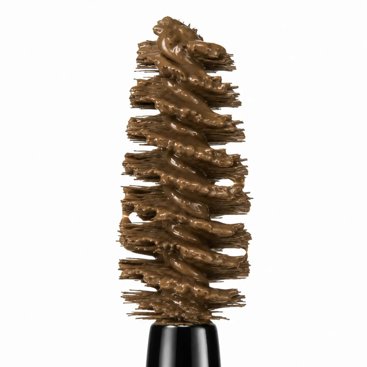 Close da escova do gel para sobrancelhas O Sfumato™ castanho taupe mostrando a textura do produto