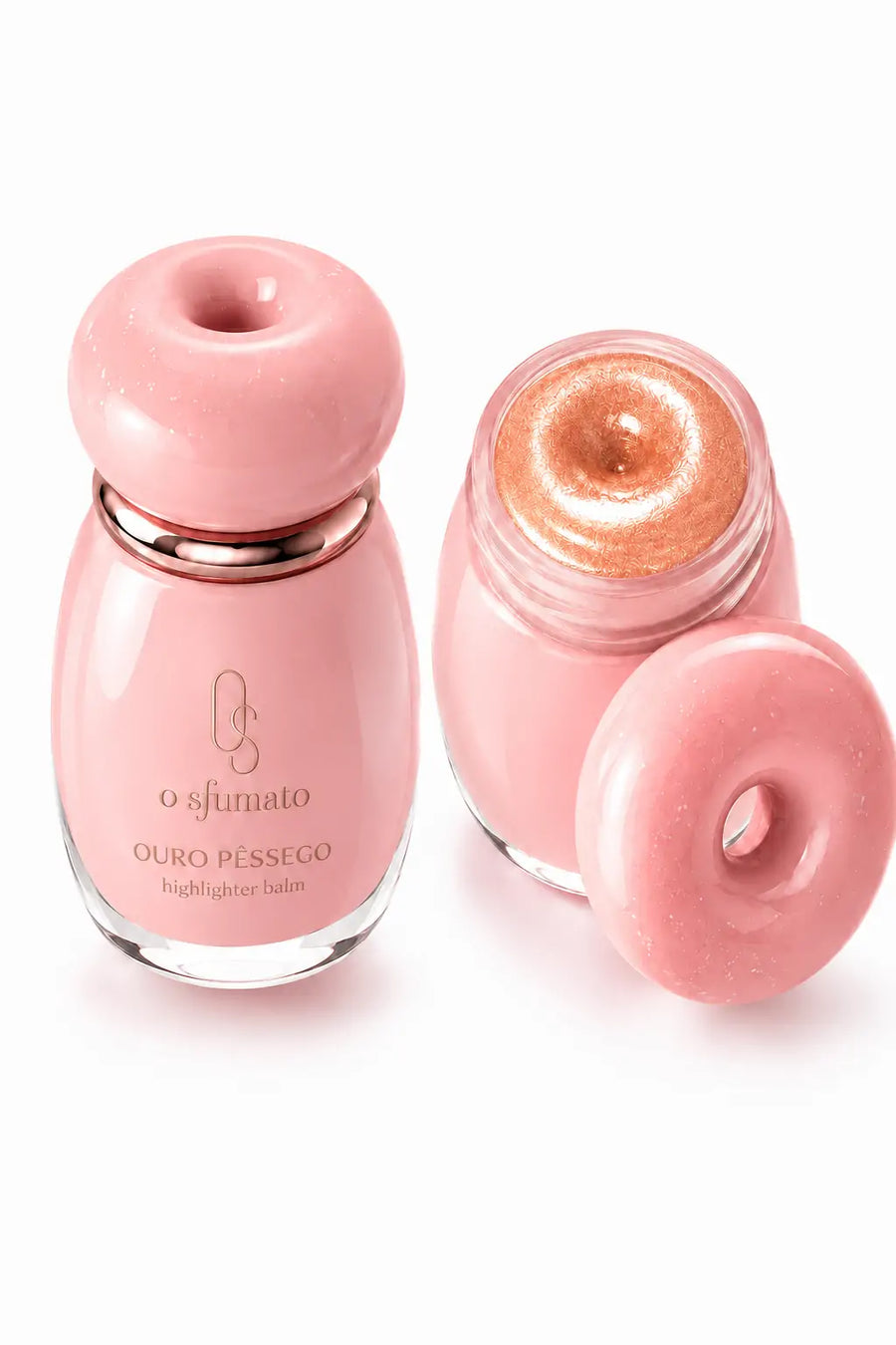 Iluminador Balm O Sfumato™ Ouro Pêssego em embalagem rosa com textura brilhante pêssego dourada.