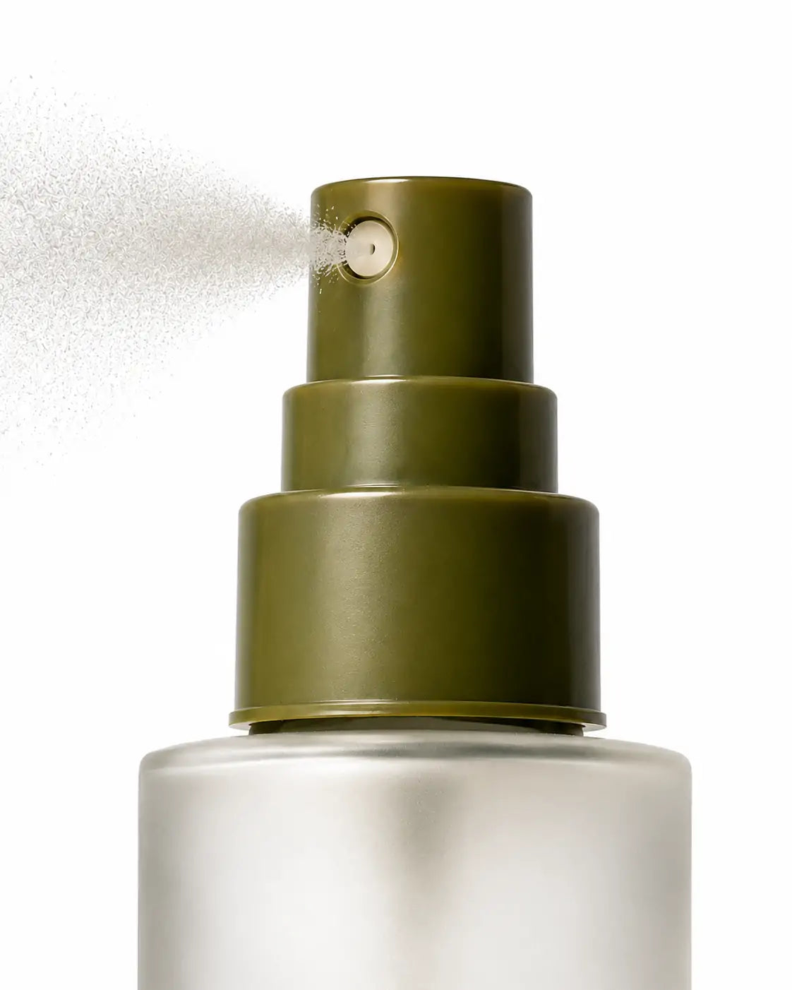 Close do spray da Bruma Fixadora O Sfumato™ liberando névoa fina para maquiagem