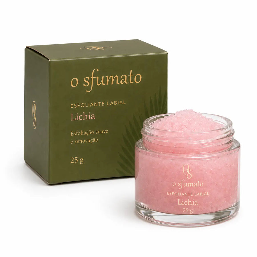 Esfoliante labial O Sfumato Lichia em pote transparente com textura granulada rosa e embalagem verde oliva